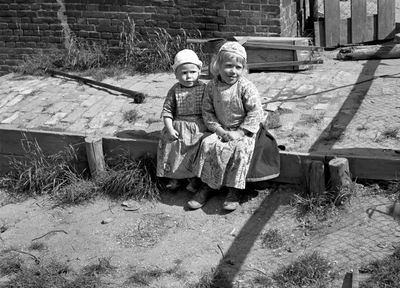 834939 Afbeelding van twee kinderen in de klederdracht van Marken.